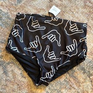 OF ONE SEA
Girl's high waisted bikini bottoms in Black Shaka reversible